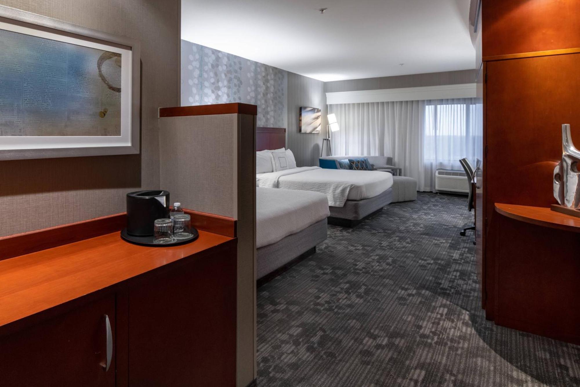 Courtyard Worth West At Cityview Hotel 3*